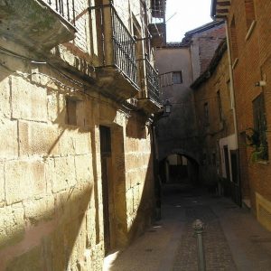 Calle tradiciónal construida de piedra local en Navarrete, La Rioja