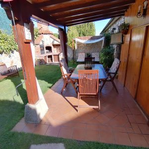 El aréa exterior para comida en el sombra, casa rural Casa Saleros, Navarrete, La Rioja