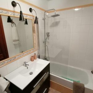 El baño con ducha y bañera - casa rural Casa Saleros - Navarrete, La Rioja