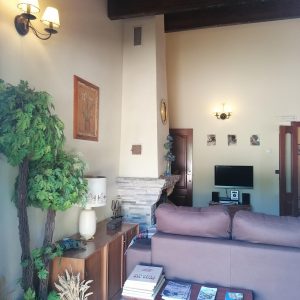 El salón con chimenea Casa Saleros, Navarette, La Rioja